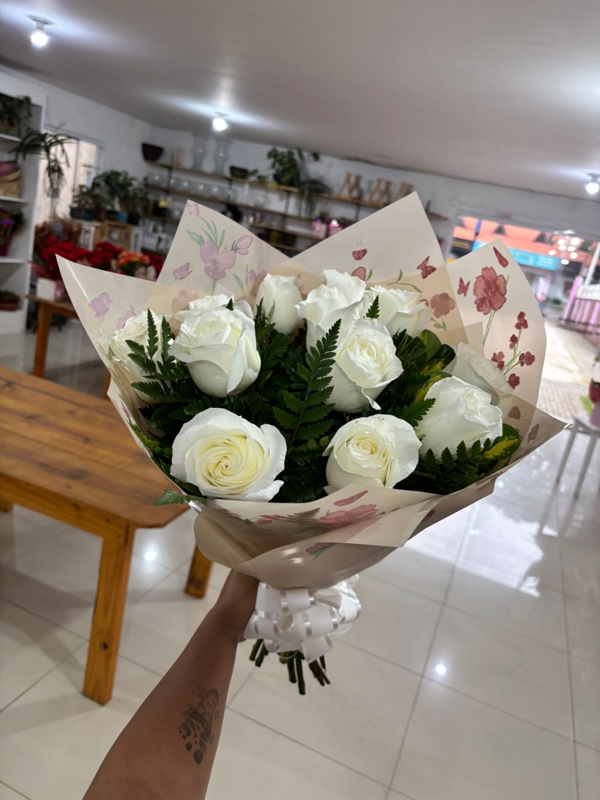 Ramalhete Tradicial com 12 rosas Brancas Colombianas